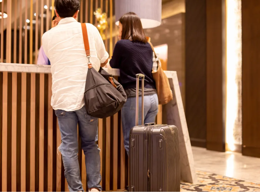 チェックイン時にフロントで対応するスタッフと宿泊者の様子