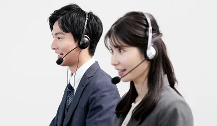 オペレーターが電話で喋っている画像
