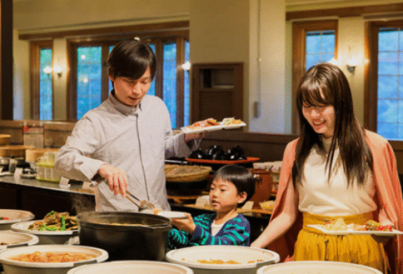 レストランでバイキングを楽しむ親子