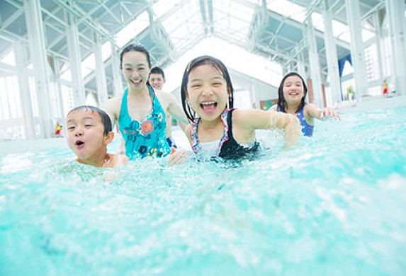 プールで遊ぶ親子
