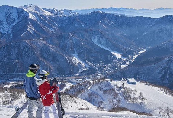 苗場スキー場でスノーボードを楽しむ