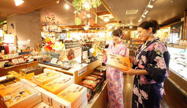 ホテルおかだの売店で買い物をする女性