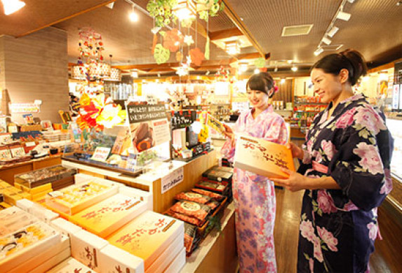 ホテルおかだの売店で買い物をする女性