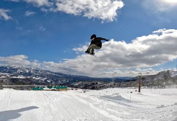 高鷲スノーパークでスノーボードをする男性