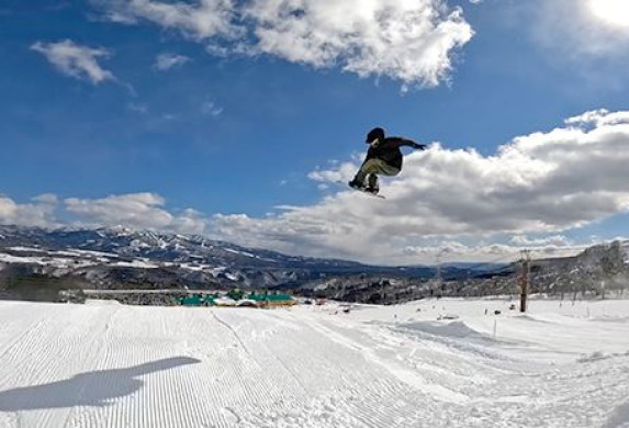 スキー場でジャンプする男性