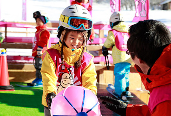 白樺高原ホテル スクールで子供が教わっている。