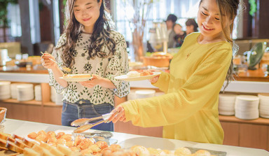 ルスツリゾート-オクトーバーフェストで食事を楽しむ女性