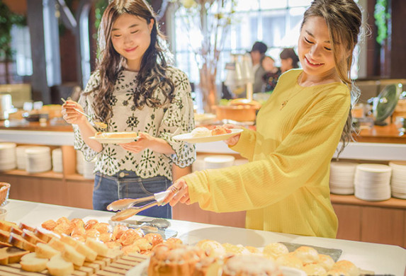 ルスツリゾート-オクトーバーフェストで食事を楽しむ女性