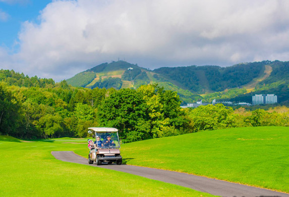 ルスツリゾートのゴルフ場でカート移動