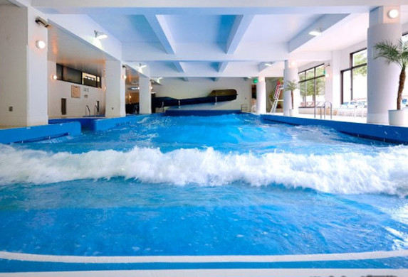 ルスツリゾートの室内造波プール