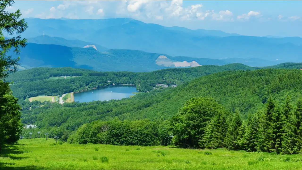 青空と山や湖の自然な景色の画像