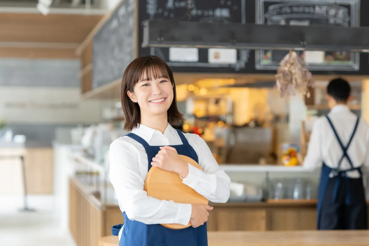 レストランでホールの仕事中の女性