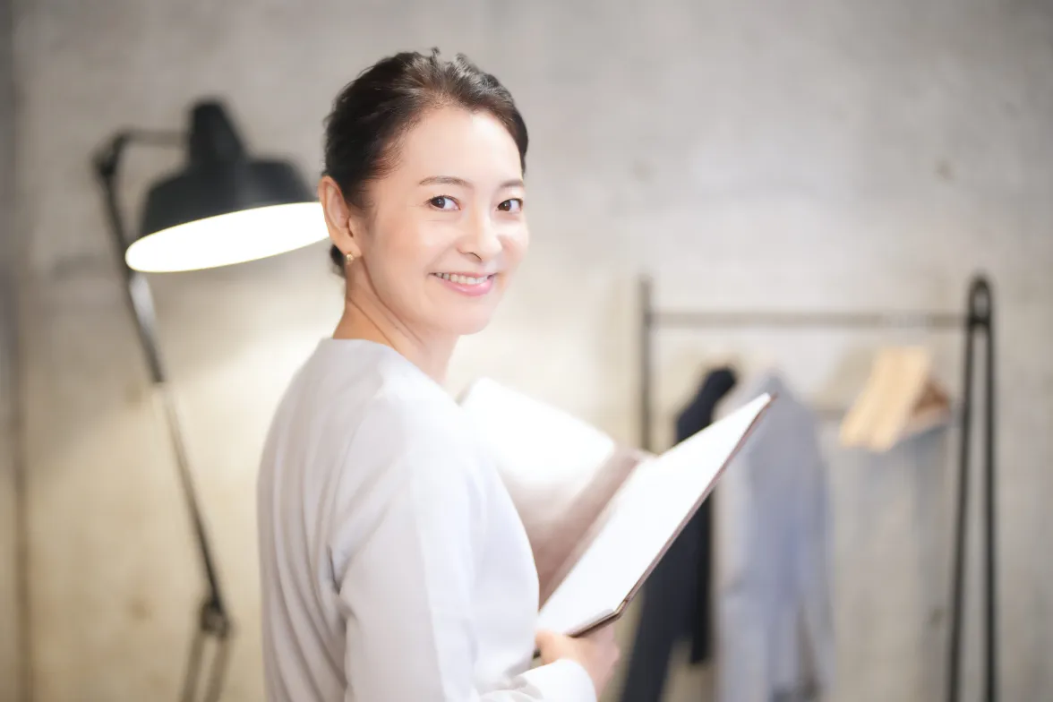 業務内容を確認する女性